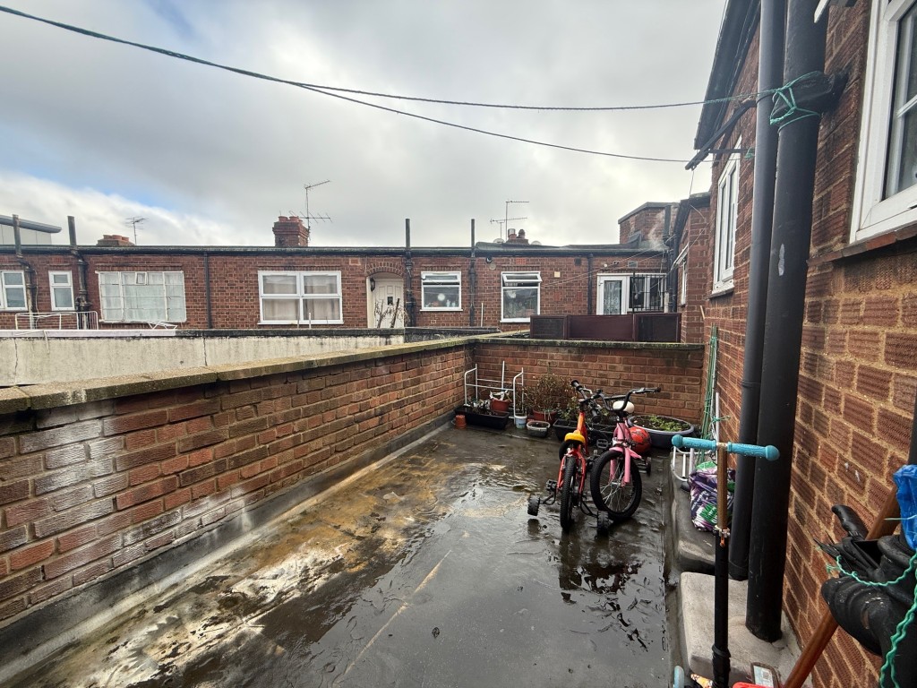 Lot: 157 - FLAT FOR INVESTMENT - Balcony area